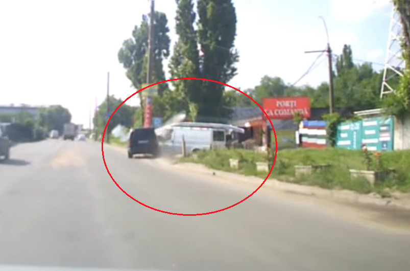 В Кишиневе автомобиль врезался в микроавтобус, уступивший ему дорогу.