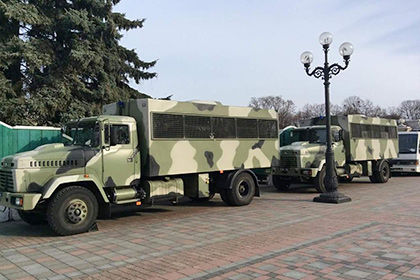 Собравшиеся выступают за создание временной следственной комиссии, которая занялась бы расследованием вероятных коррупционных схем.