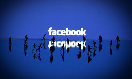 Facebook категорически запрещает публикацию порнографических и сексуально откровенных материалов, связанных с несовершеннолетними. Фото: