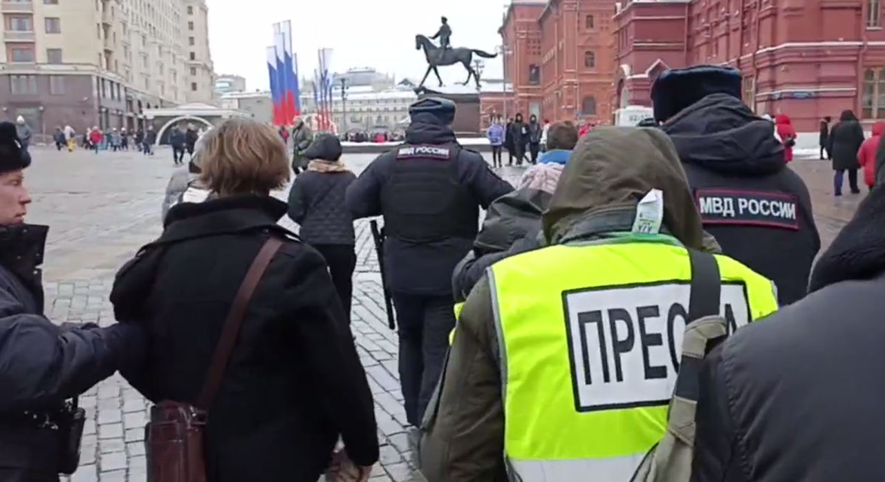 В России проходят акции памяти Навального и второй годовщины вторжения в Украину.