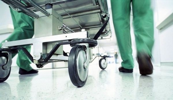 Potrivit lor, fetita ar fi ajuns la medic cu o zi inainte de a deceda, acuzand dureri in burta, febra se cefalee.