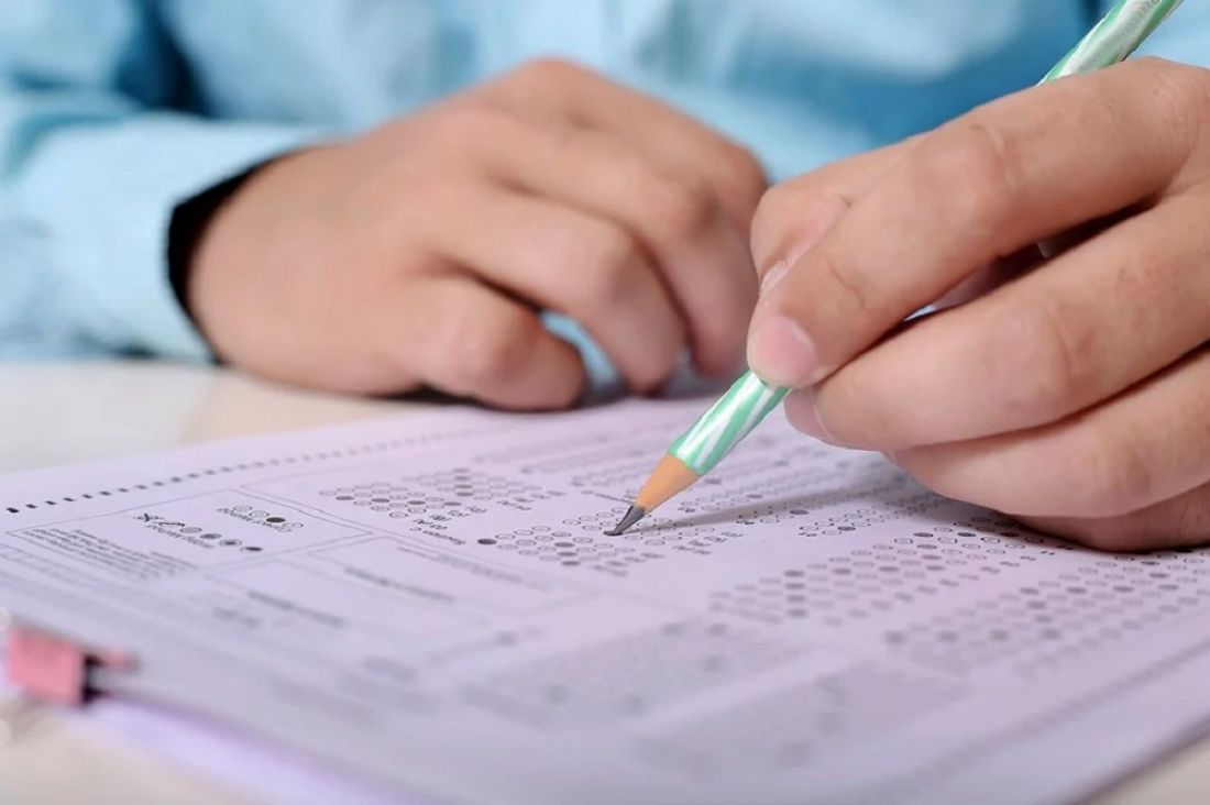 Elevii din gimnaziu vor susține evaluări tematice la română și matematică.