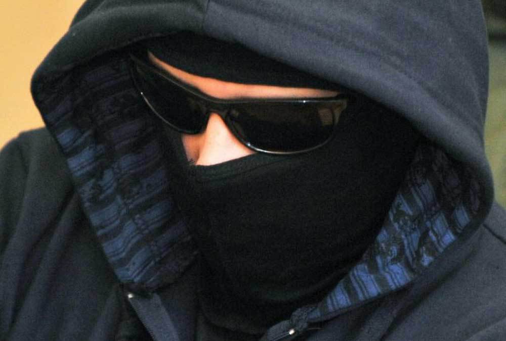 Грабители в масках проникли в дом, связали хозяйку, избили и ограбили.