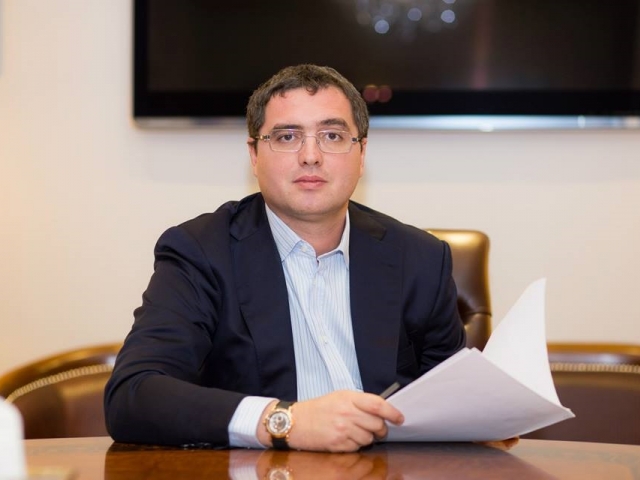 Renato Usatai si-a depus azi dosarul partidului Patria pentru parlamentare, la CEC.