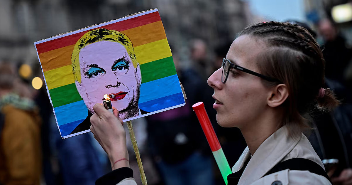 В Будапеште прошел массовый протест против закона о запрете ЛГБТ-прайда.