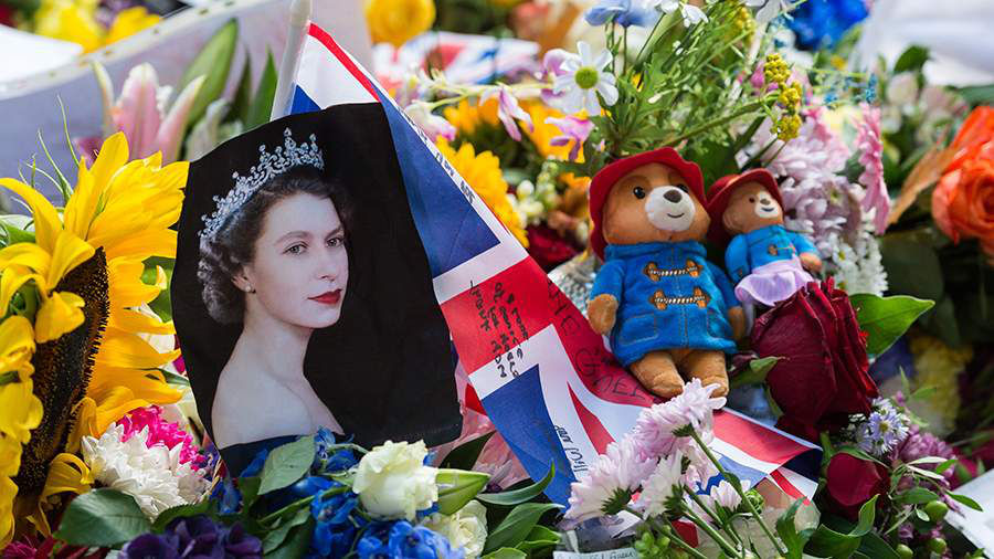 Британцев попросили не приносить плюшевых мишек на мемориалы в память о королеве.