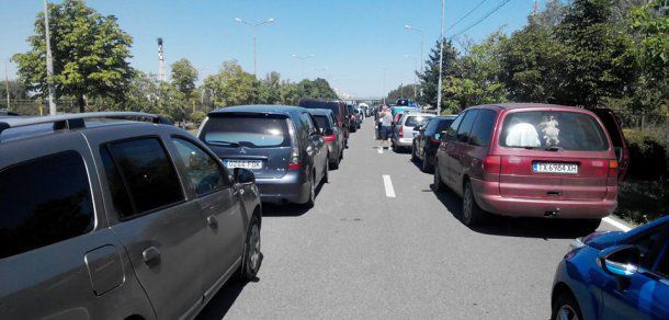 Cozi interminabile de autoturisme la vamele Leuşeni şi Sculeni. Foto: deschide.md