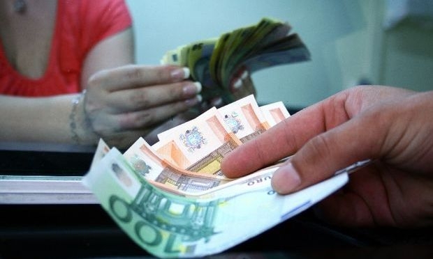 Volumul remitentelor in Moldova de peste hotare in favoarea persoanelor fizice prin intermediul bancilor in anul 2013 a fost 1miliard 608,98 milioane dolari, in crestere fata de 2012 cu 7.7%.