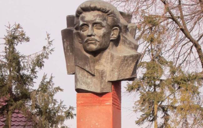 В Черновцах демонтировали два советских монумента.