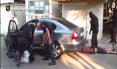 Если подозреваемые будут признаны виновными, им грозит до 15 лет лишения свободы.