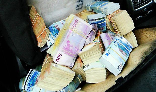 În timpul controlului vamal, angajaţii aeroportului Guglielmo Marconi din Bologna au descoperit în bagajul bărbatului peste 69 de mii de euro.