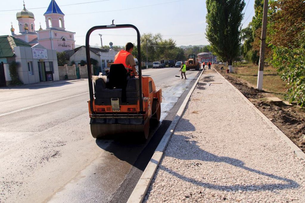 В Оргееве ремонтируют тротуары.