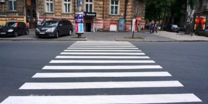 Autorităţile intenţionează să aplice termoplast pe zebrele de pe străzile principale. Foto: unimedia.info