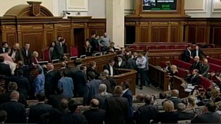 Bătaie în Rada Supremă de la Kiev.