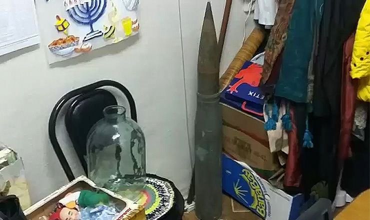 Эксперты должны определить, представляет ли этот снаряд опасность для жизни людей.