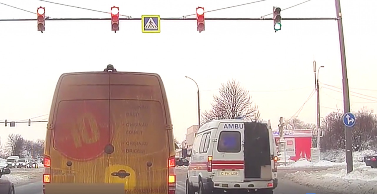 Șoferul care transporta un brad în ambulanță este căutat de INP