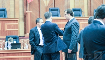 Speakerul a amenințat deputații care lipsesc că vor fi pedepsiți cu tăierea salariilor.