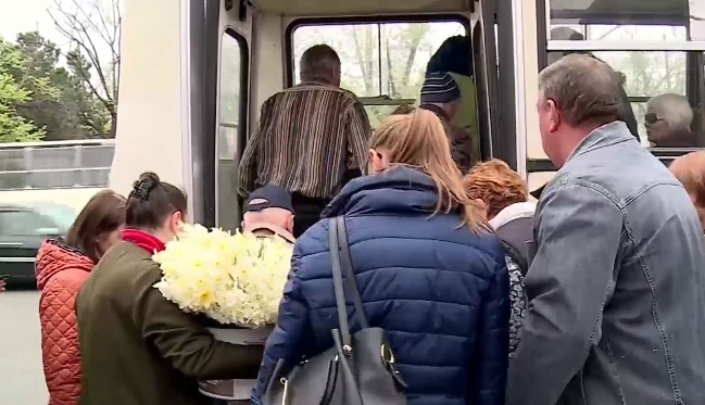 Жители столицы штурмовали курсирующие до кладбища автобусы.