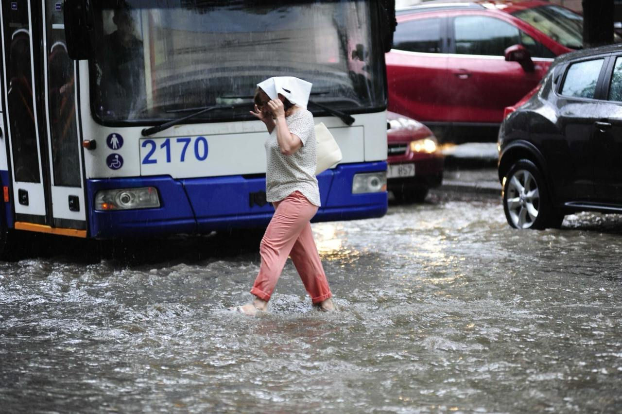 Ploile au provocat perturbări în circulația transportului public din Capitală.
