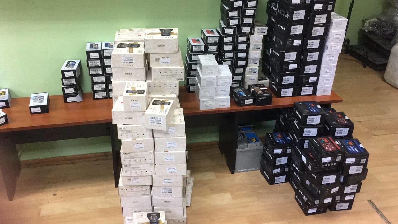 Таможенники изъяли контрабандную партию мобильных телефонов.