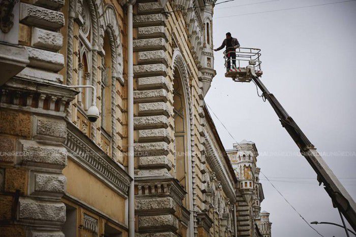 Lucrări de reparație a fațadei clădirii Primăriei Chișinău se desfășoară astăzi.