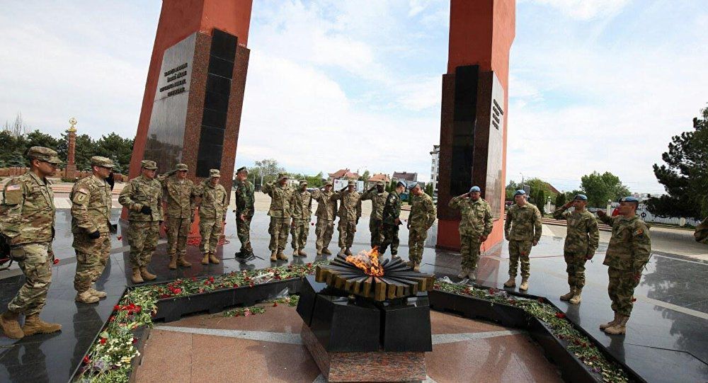 Около 20 военнослужащих пришли к мемориальному комплексу.