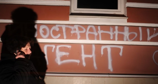 В России предложили присваивать журналистам статус иностранных агентов.