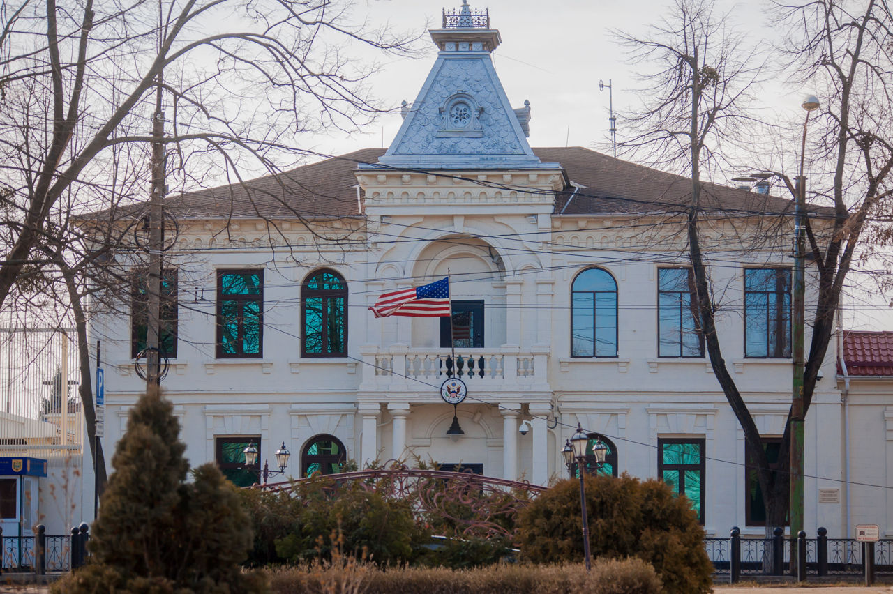 Содержимое пакета, найденного в посольстве США, оказалось безвредным.