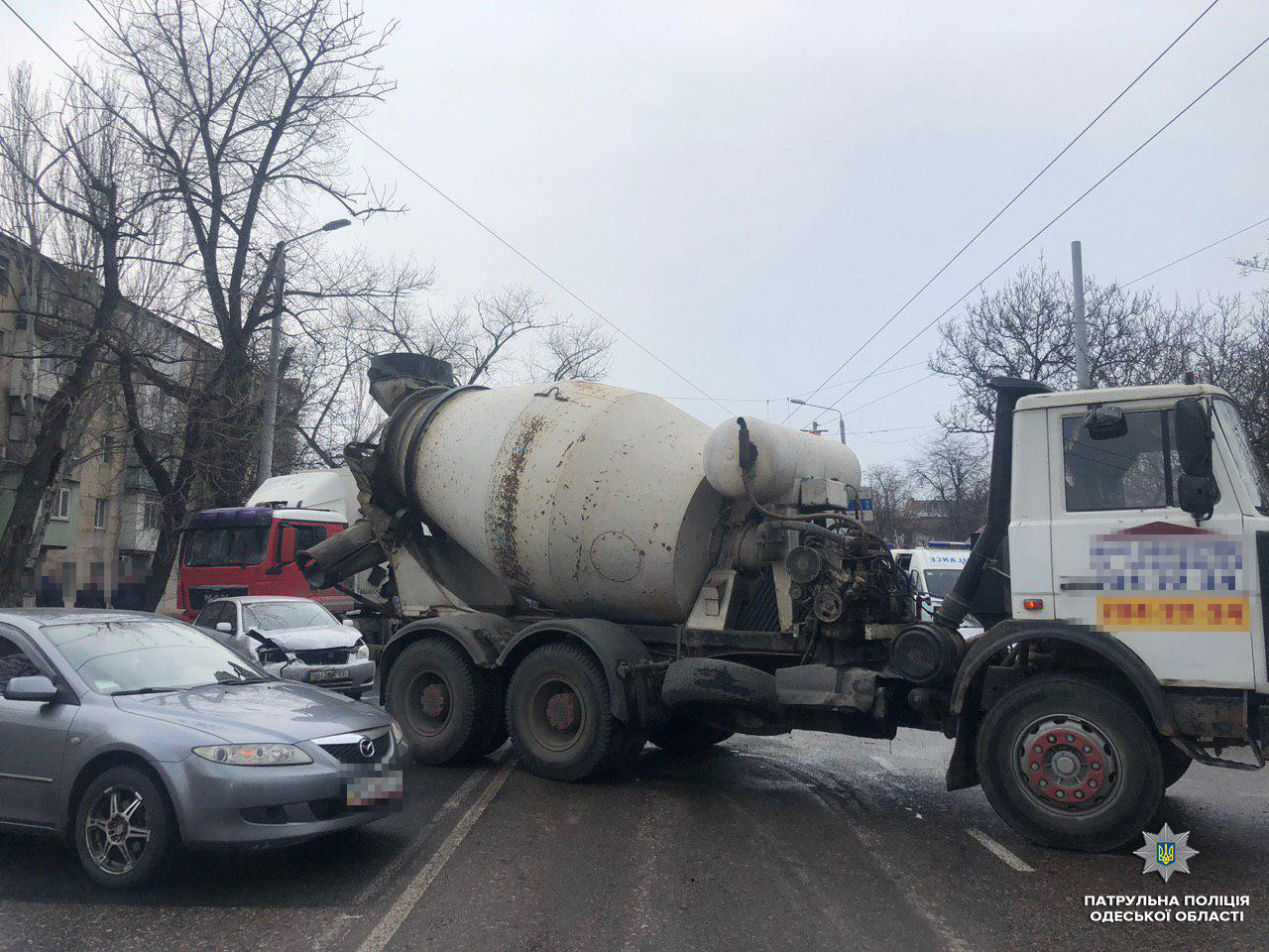 В Одессе в ДТП с бетономешалкой пострадало пять автомобилей.