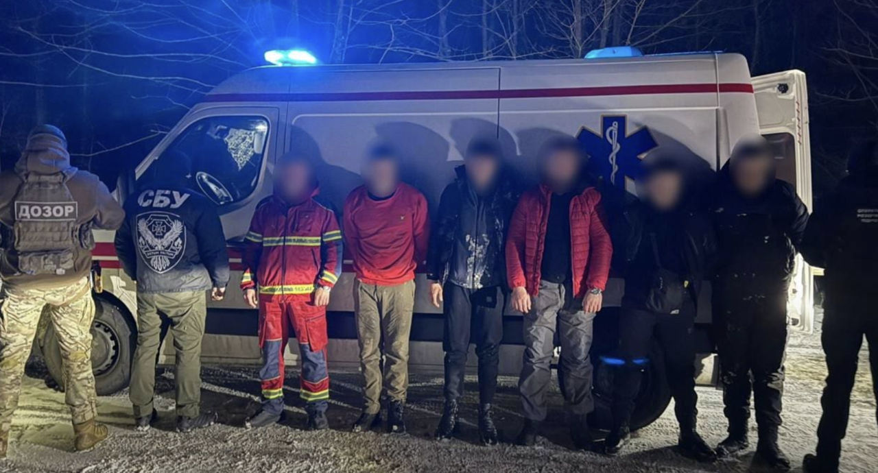 На границе с Румынией задержали фальшивую скорую помощь с уклонистами из Украины.