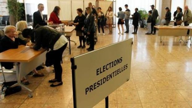 Autorităţile franceze au anunţat duminică dimineaţă evacuarea unei secţii de vot din localitatea Besancon.