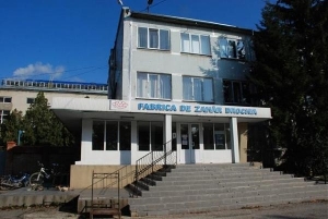 Motivul este că reprezentanții fabricii au încercat să culeagă roada de pe un teren cultivat de compania primarului.