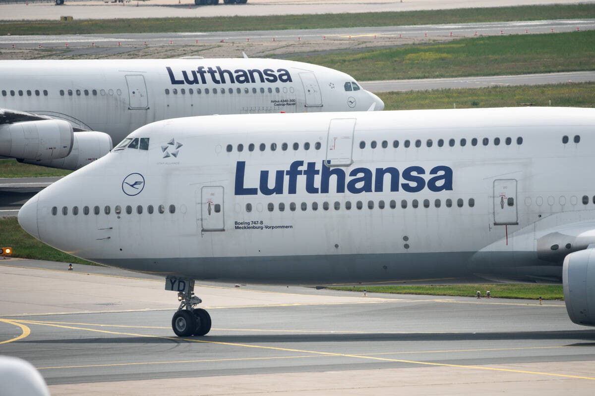Lufthansa отменила 800 рейсов из-за забастовки сотрудников.