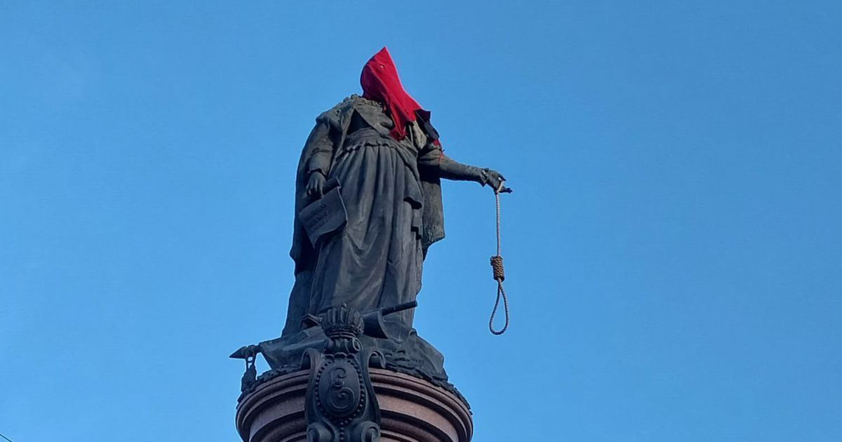 В Одессе на статую Екатерины II надели колпак палача.