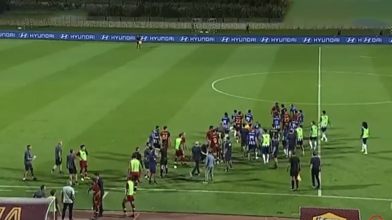 Армянский футболист Мхитарян подрался с соперником прямо на поле.