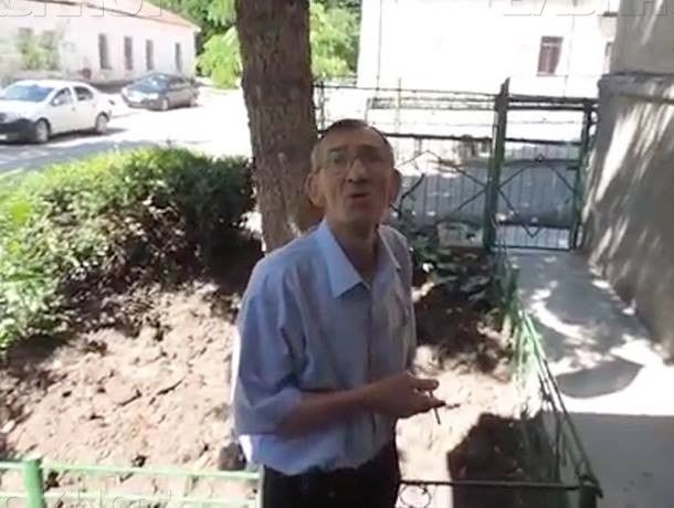 Несколько месяцев назад тот же молодой человек снял его в момент, когда он мыл машину прямо возле колодца.