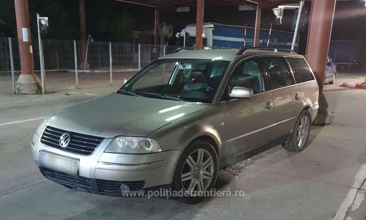 Мужчина приобрел автомобиль в Литве, заплатив 1200 евро и не знал, что страховка была поддельной.