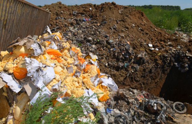 9 tone de cașcaval distruse cu buldozerul la frontiera Rusiei. Foto: rt.com