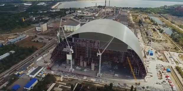 Беспилотник заснял на видео строительство нового саркофага.