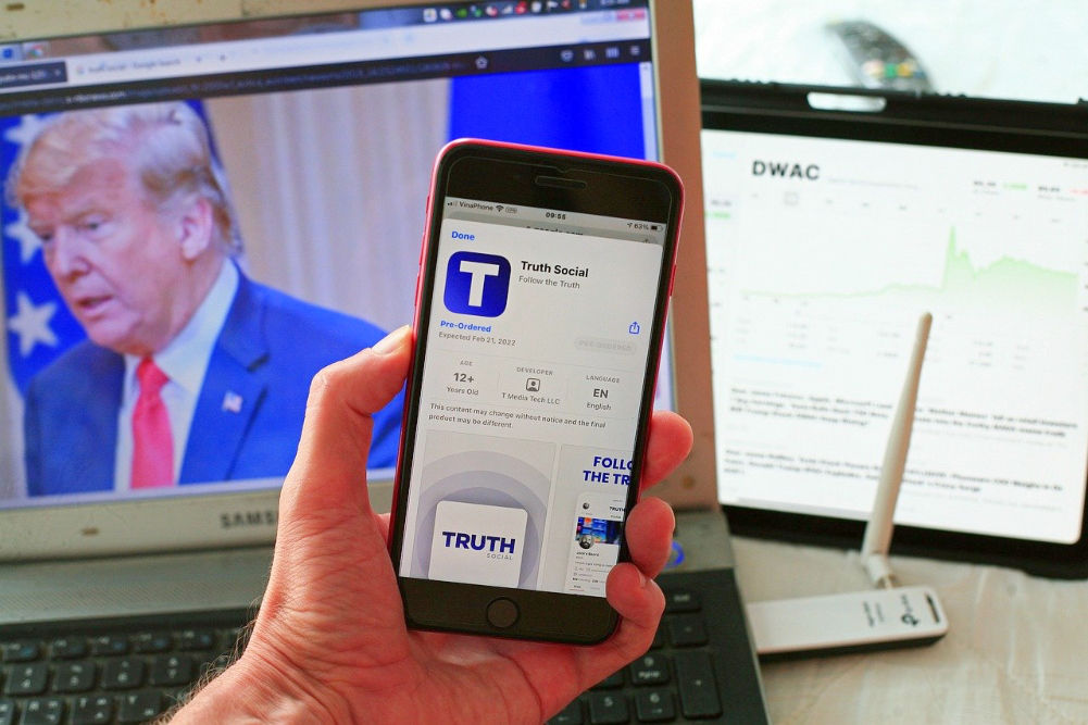 Популярность соцсети Truth Social резко возросла после обыска у Трампа.