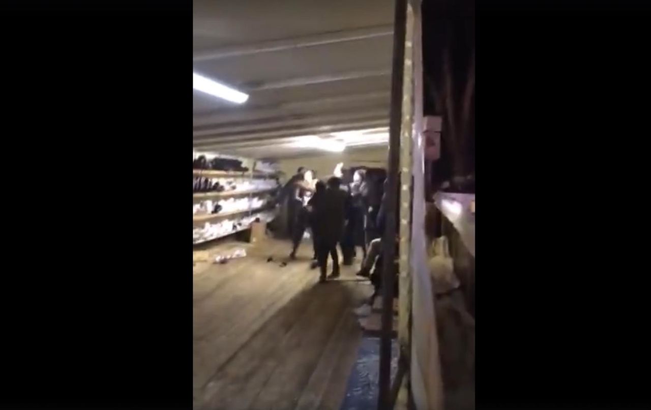 Bălţi: Un bărbat ce a bruscat o femeie, bătut cu patinele în cap. Foto: captură video