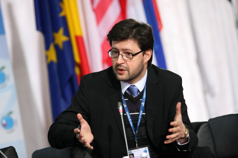Popov face parte din echipa PD.