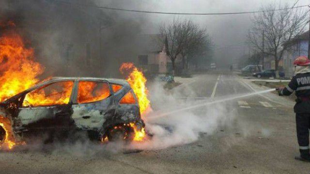 Un Mercedes parcat pe bulevardul Mircea cel Bătrân din Capitală a luat foc din senin. Foto: opiniatimisoarei.ro
