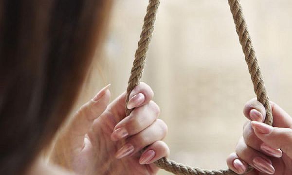 Что толкнуло женщину, всегда приветливую и спокойную, на отчаянный шаг — не могут ответить ни убитый горем муж, ни близко знавшие ее люди, ни следователи.