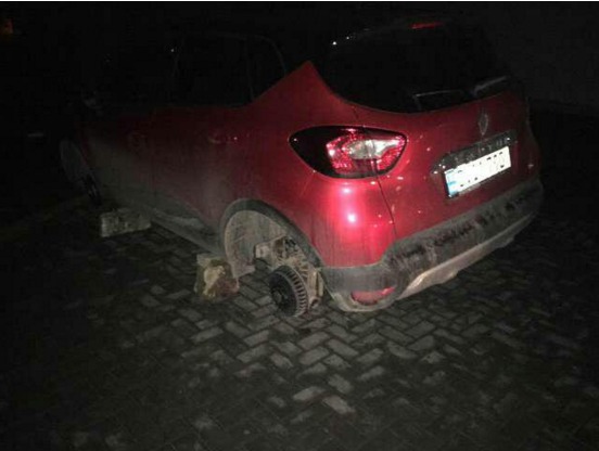 Doi hoți de roți de mașini au fost reținuți.