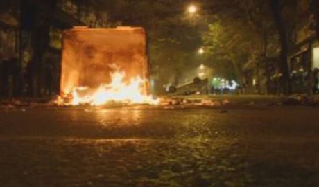 A cincea noapte consecutivă grupuri de anarhişti iau cu asalt străzile Atenei. Foto: reporterntv.ro