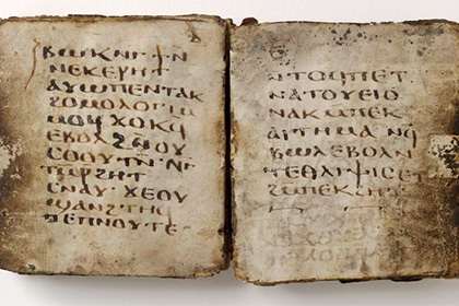 Использование книги в гадательной практике также объясняет ее миниатюрный размер: ее легко можно было спрятать в кармане или рукаве.