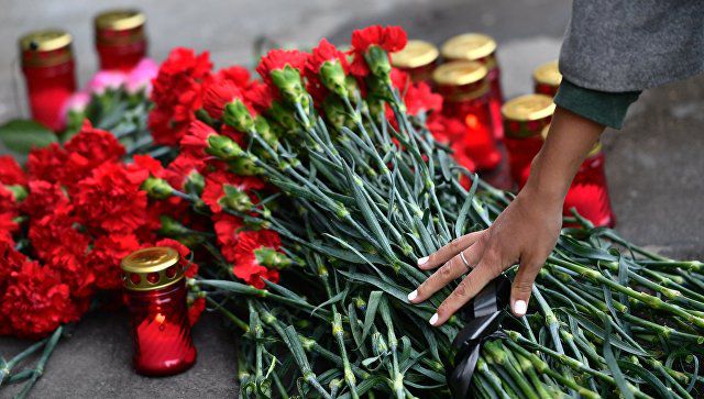 Жители Молдовы несут цветы к посольству России после трагедии в Кемерово.