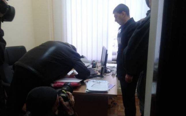 Первыми результатами обысков в примэрии Кишинева стало задержание двух человек.