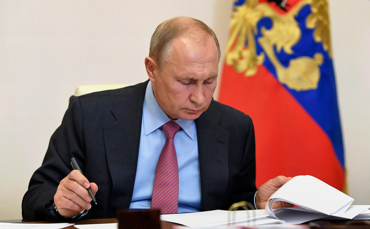 Путин подписал закон о единых параметрах проведения онлайн-голосования в России.